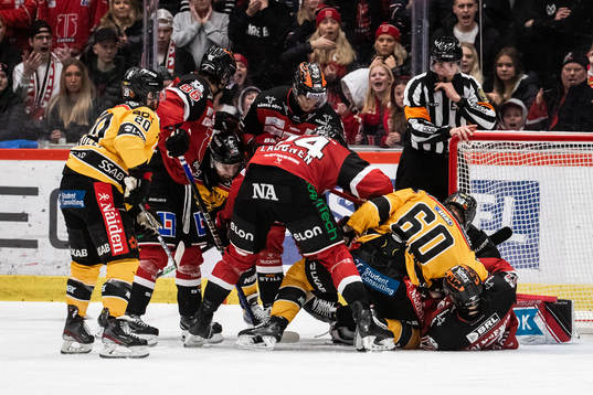Luleås Julius Honka oroar framför Örebros målvakt