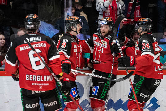Örebros Mathias Bromé jublar med lagkamrater