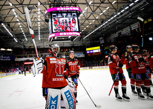 Örebros målvakt Jhonas Enroth jublar