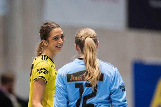 Sävehofs Emma Mihailovic och målvakt Line Bergfeldt jublar