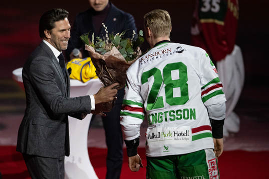 Henrik Lundqvist tar emot en blomsterbukett av Rögles