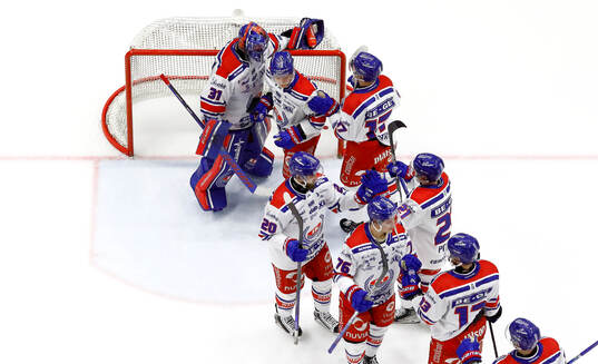 Oskarshamns spelare jublar och tackar målvakt Tim Juel