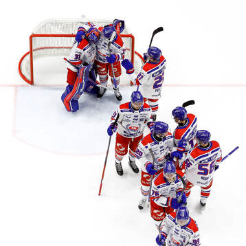 Oskarshamns spelare jublar och tackar målvakt Tim Juel