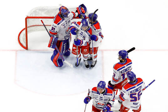 Oskarshamns spelare jublar och tackar målvakt Tim Juel