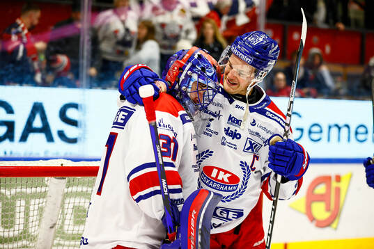 Oskarshamns Jonas Engström jubel med målvakt Tim Juel