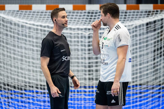 Domare Martin Gomér och OV Helsingborgs Jonathan Wilthorn