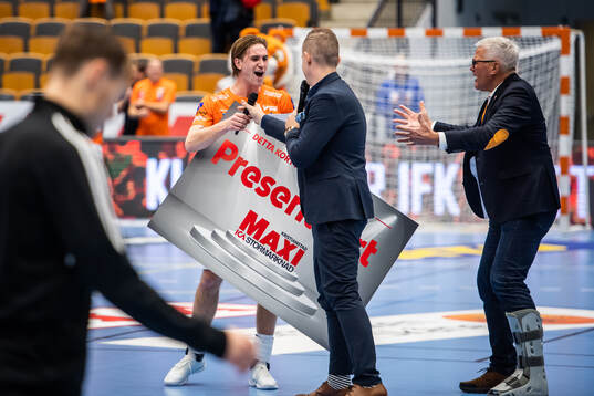 IFK Kristianstads Anton Hallbäck meddelar publiken att han