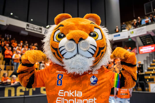 IFK Kristianstads maskot Krutis jublar