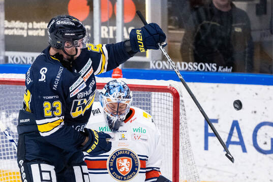 HV71s Nicholas Shore och Växjös målvakt Emil Larmi