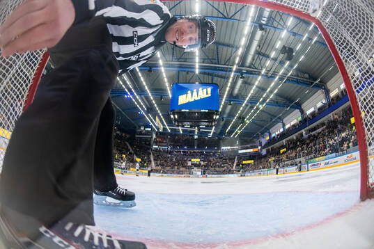 Linjedomare Gustav Jonsson plockar ur pucken ur mål