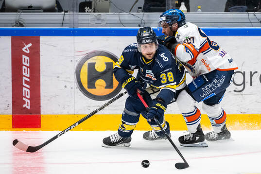 HV71s Nichlas Torp och Växjös Jayden Halbgewachs