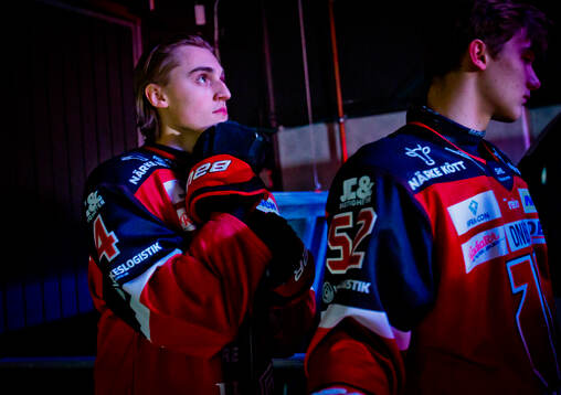 Örebros Gustav Karlsson på väg ut till ishockeymatchen i