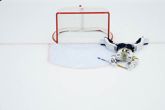 HV71s målvakt Joni Ortio deppar