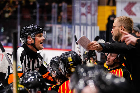 Domare Mikael Nord och Brynäs tränare Mikko Manner