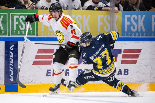 Brynäs Dmytro Timashov och HV71s Herman Hansson