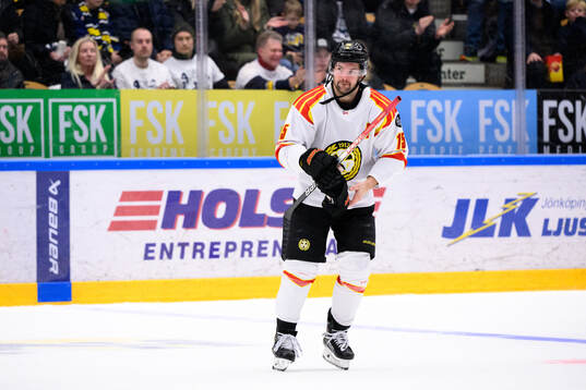 Brynäs Simon Bertilsson lämnar isen