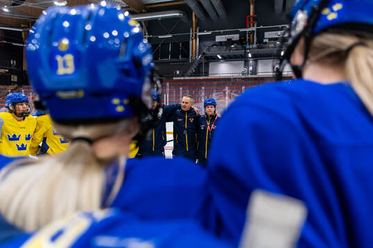 Stella Lindell, head coach Andreas Karlsson and assistant