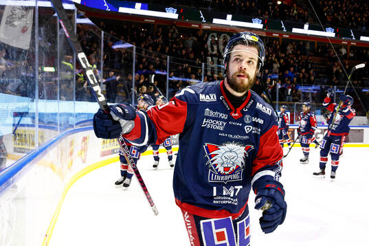 Linköpings Oscar Fantenberg jublar ishockeymatchen i SHL