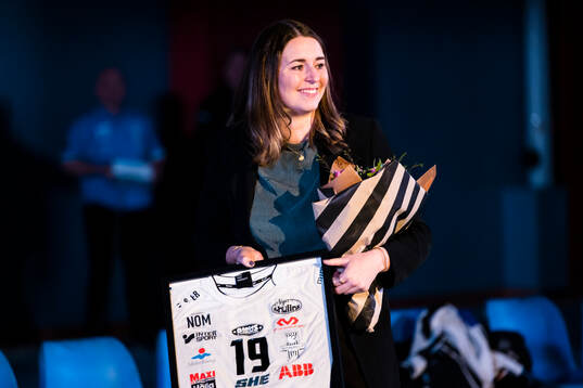 VästeråsIrstas Viktoria Högström Unell får sin tröja