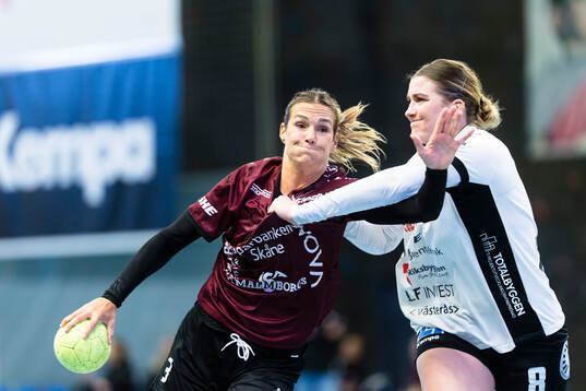 Lugis Sabina Jacobsen i kamp om bollen med VästeråsIrstas