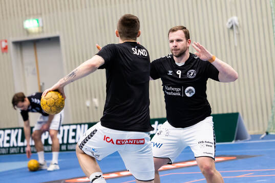 Varbergs Jonathan Lind före handbollsmatchen i herrarnas