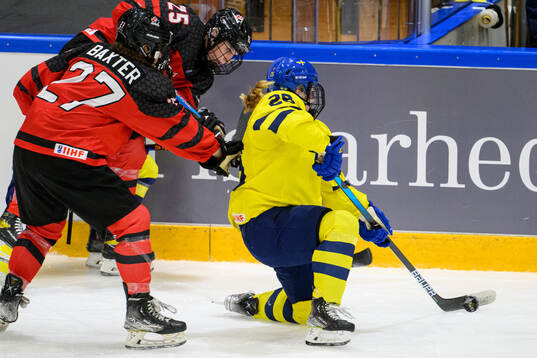 Gracie Graham of Canada and Moa Gustafsson of Sweden