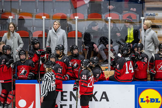 Head coach Courtney Kessel and players of Canada