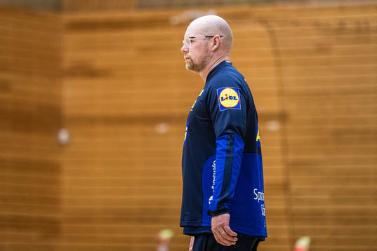 Physio Patrik Sigsjö at a training session with Sweden