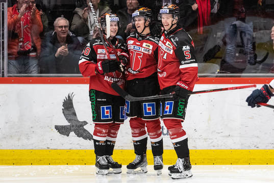 Örebros Oliver Eklind jublar