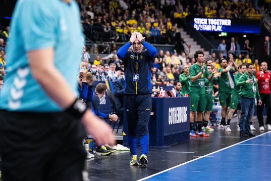 Manager Glenn Solberg reacts