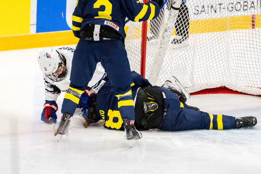 Finely McCarthy of USA in fight with Jenna Raunio of Sweden