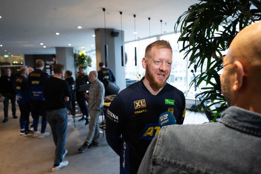 Jim Gottfridsson at a press event with Sweden