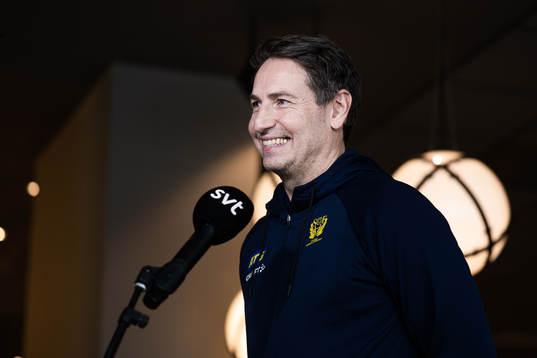 Head coach Glenn Solberg at a press event with Sweden