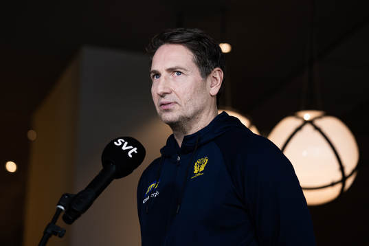 Head coach Glenn Solberg at a press event with Sweden