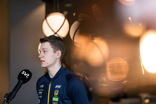 Lucas Pellas at a press event with Sweden