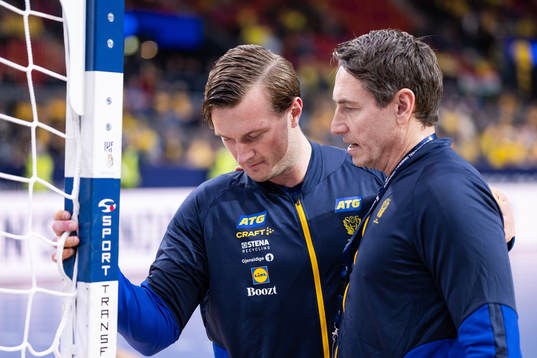 Jonathan Carlsbogård and Head coach Glenn Solberg of Sweden