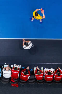 Jonathan Carlsbogård of Sweden in front of head coach Jose