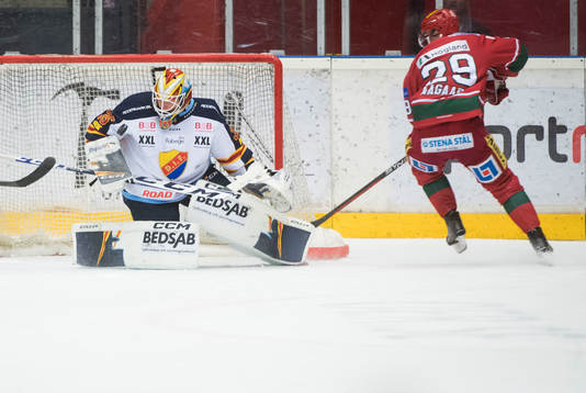 Djurgårdens målvakt Carl Lindbom och Modos Mikkel Aagaard