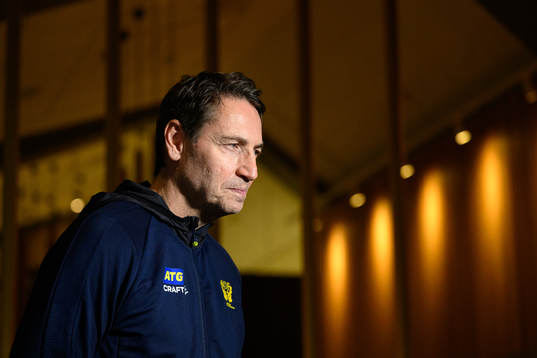 Head coach Glenn Solberg at a press event with Sweden