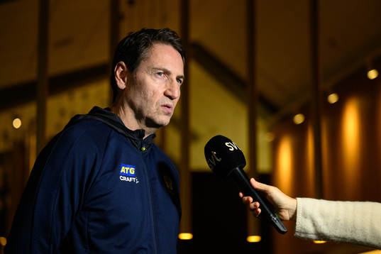 Head coach Glenn Solberg at a press event with Sweden
