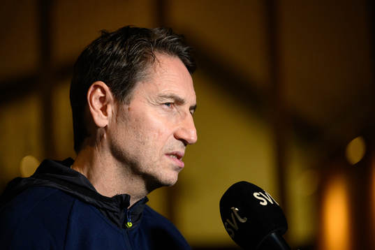 Head coach Glenn Solberg at a press event with Sweden