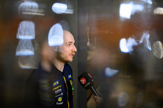 Daniel Pettersson at a press event with Sweden