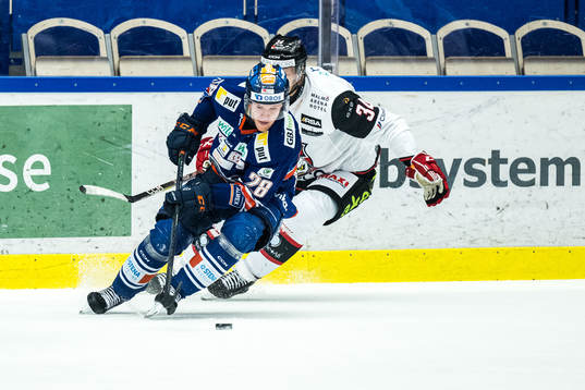 Växjös Hugo Gustafsson och Malmö Redhawks Carl Söderberg