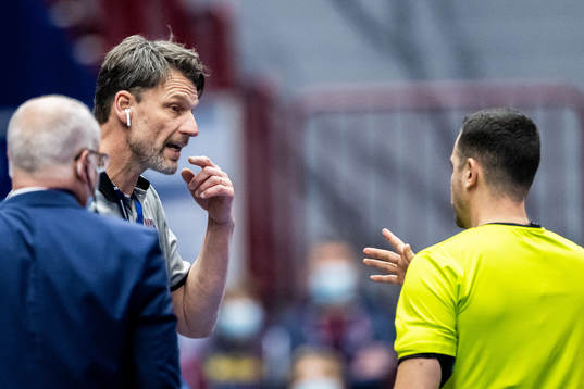 Head coach Robert Hedin of USA