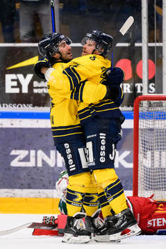 HV71s Joseph Laleggia och Mattias Tedenby jublar