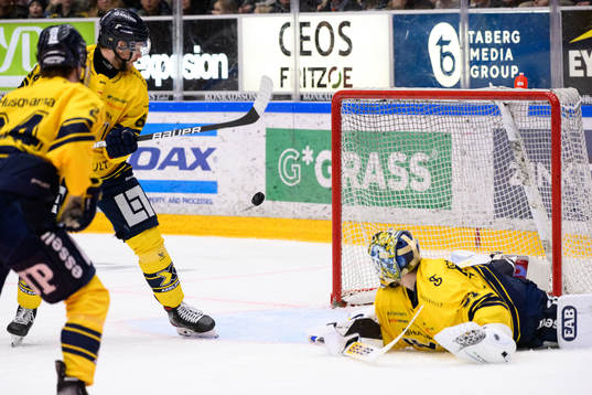 Pucken flyger genbom målgården bakom HV71s målvakt Joni