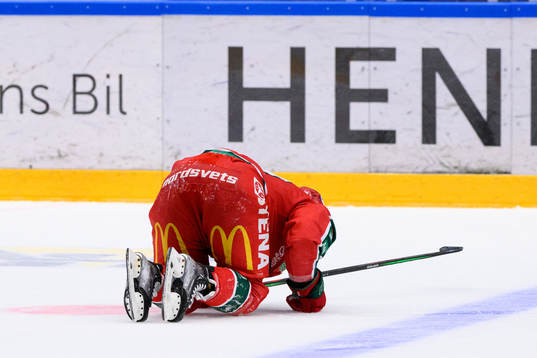 Frölundas Ryan Lasch ligger på isen och har ont