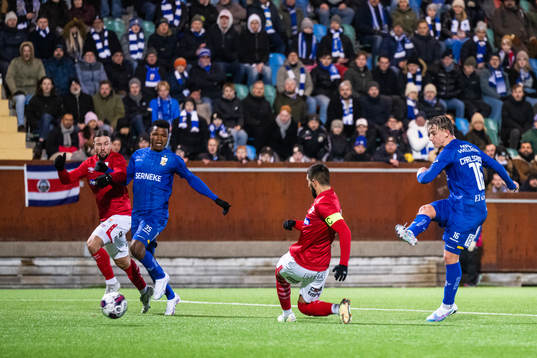 Degerfors Karim Mammar och Sean Sabetkar försvarar när