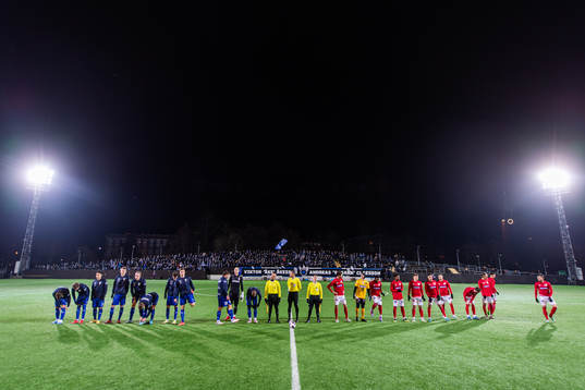 IFK Göteborgs och Degerfors spelare vid line up med