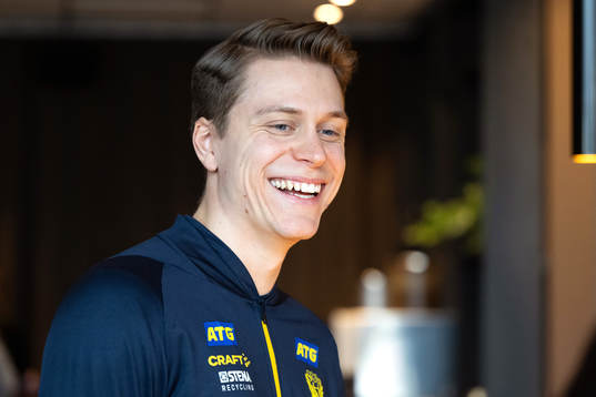 Lucas Pellas at a press event with Sweden